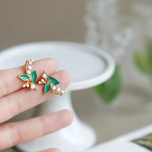 NWT lily of the valley earrings - Picture 2 of 8
